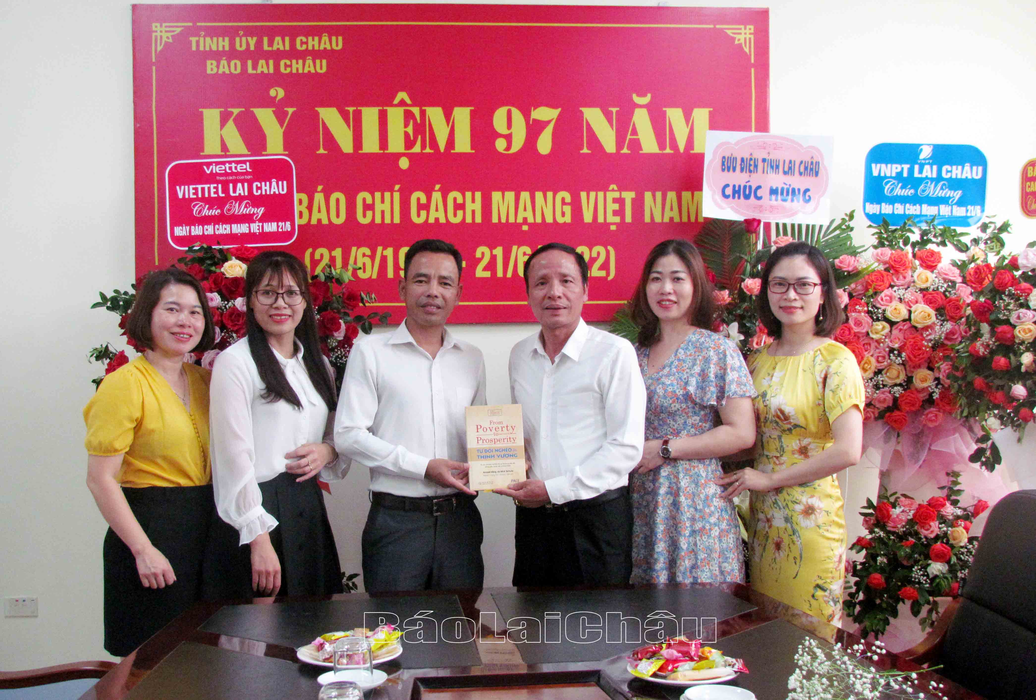 Thừa ủy quyền của Bộ Trưởng Bộ Thông tin và Truyền thông, đồng chí Nguyễn Minh Hiệu – Phó Giám đốc Sở Thông Tin và Truyền thông trao cuốn sách cho đồng chí Tổng Biên tập Báo Lai Châu.